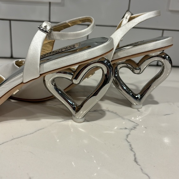Badgley Mischka Lucie Heart Heels Size 9.5 Soft White - Picture 5 of 7